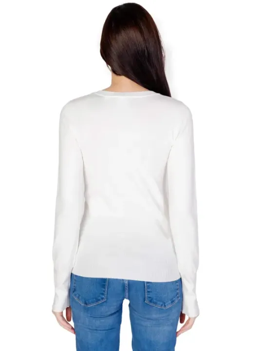 Guess Frau trägt weißes T-Shirt