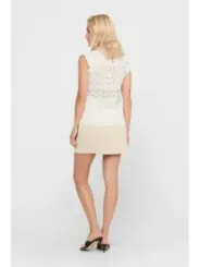 Zarte Spitze, tailliertes Oberteil Creme