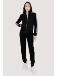 Schwarzer Trainingsanzug mit weißen Akzenten