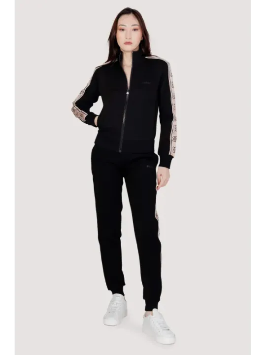 Schwarzer Trainingsanzug mit weißen Akzenten