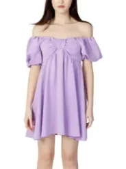 Fließendes lilafarbenes Kurzkleid mit Rüschen