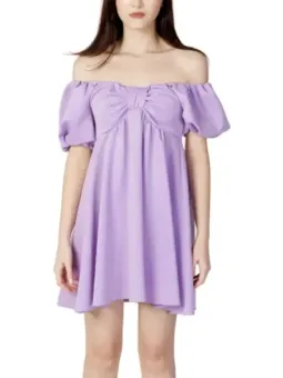 Fließendes lilafarbenes Kurzkleid mit Rüschen