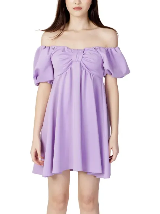 Fließendes lilafarbenes Kurzkleid mit Rüschen