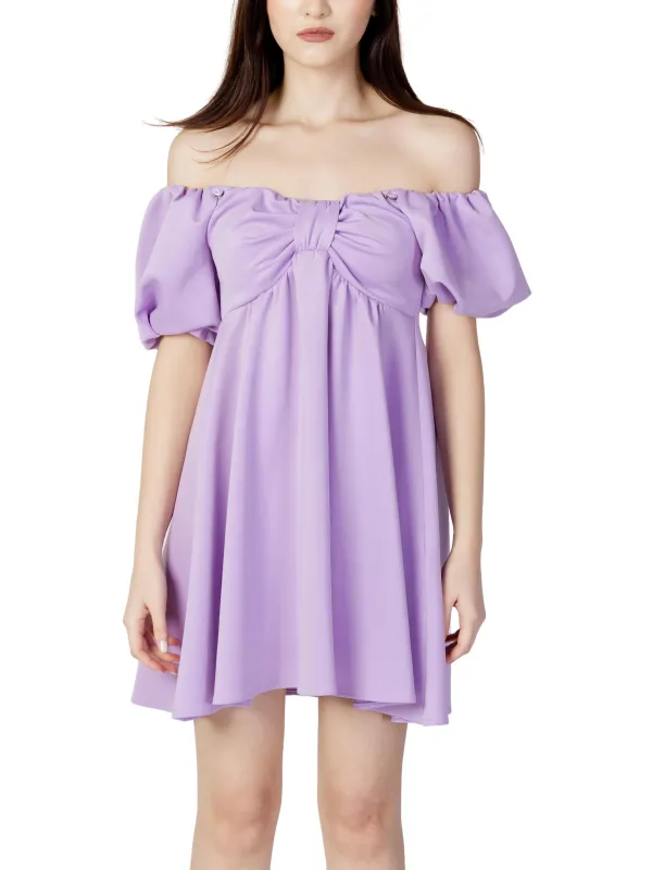 Fließendes lilafarbenes Kurzkleid mit Rüschen