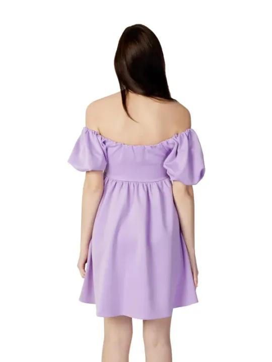 Lavendelfarbenes Kleid mit Puffärmeln