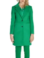 Grüner Damenmantel und Hose