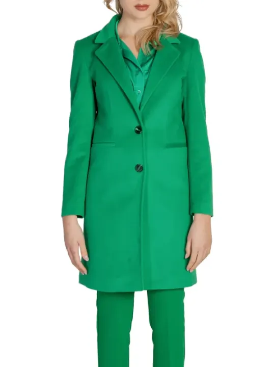 Grüner Damenmantel und Hose