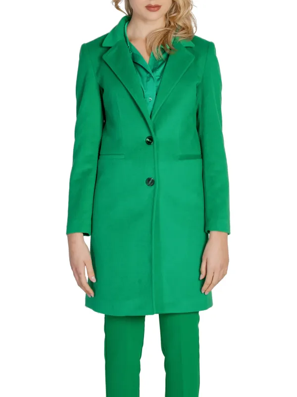 Grüner Damenmantel und Hose