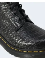 Schwarze Lederstiefel mit Krokodilhautmuster