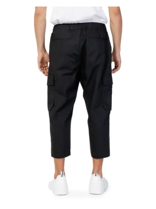 Mann in Antony Morato Hosen