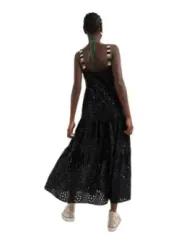 Schwarzes Spitzenkleid mit Sneakern