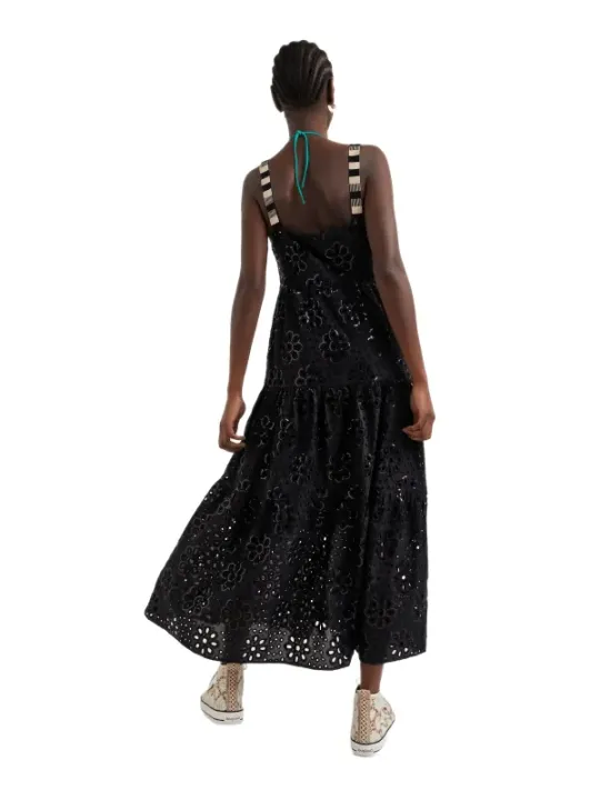 Schwarzes Spitzenkleid mit Sneakern