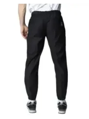 Schwarze Trainingshose mit weißem Logo