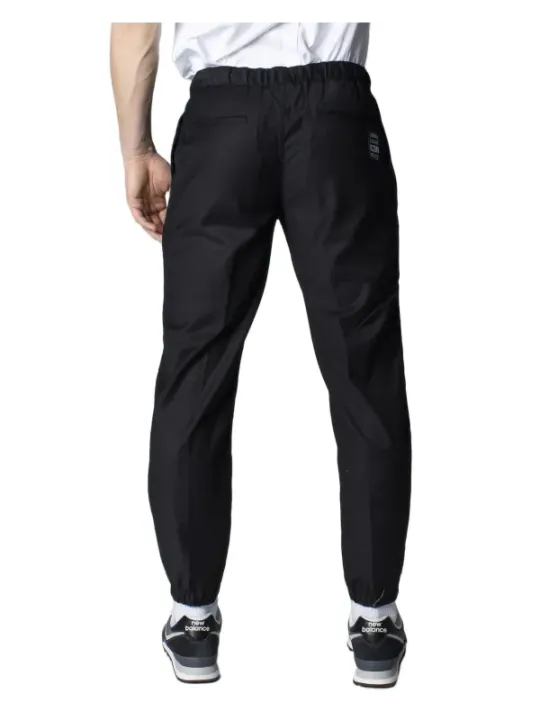 Schwarze Trainingshose mit weißem Logo