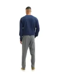 Mann trägt blaue Hose und Shirt