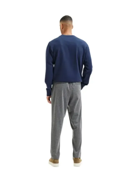 Mann trägt blaue Hose und Shirt