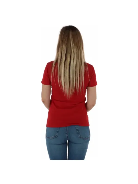 Blondes Haar, rotes T-Shirt, Jeans