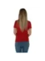 Blondes Haar, rotes T-Shirt, Jeans