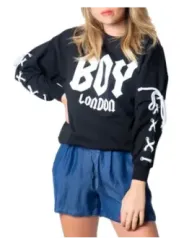 Frau trägt Boy London Sweatshirt