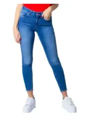 Blaue Skinny Jeans mit Turnschuhen