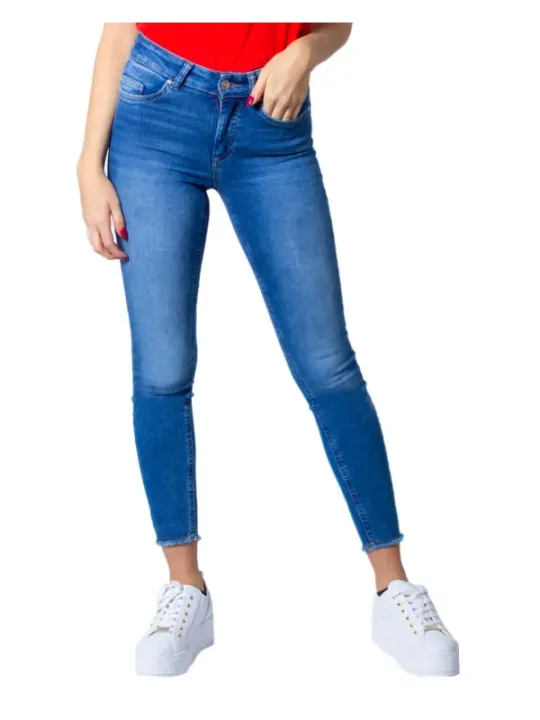 Blaue Skinny Jeans mit Turnschuhen