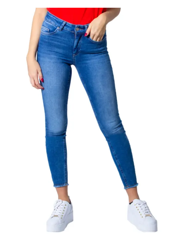 Blaue Skinny Jeans mit Turnschuhen