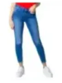 Blaue Skinny Jeans mit Turnschuhen