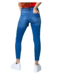Modell trägt cropped Jeanshosen.