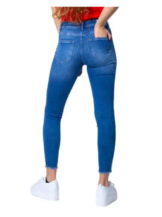 Modell trägt cropped Jeanshosen.