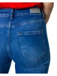 Only Jeans, rote Unterwäsche sichtbar
