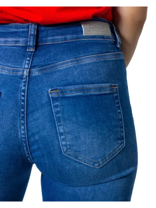 Only Jeans, rote Unterwäsche sichtbar