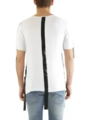 Weißes T-Shirt mit schwarzem Streifen