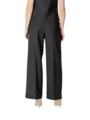 Schwarze Stoffhose und Oberteil