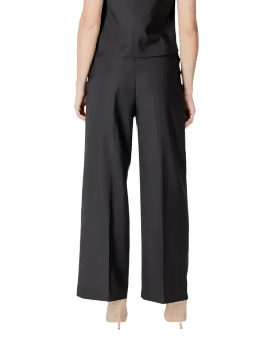 Schwarze Stoffhose und Oberteil