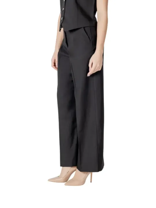 Frau in schwarzer Ichi Hose