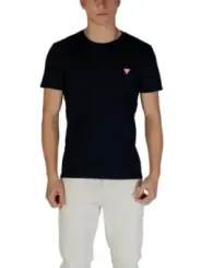 Mann trägt Guess 482722 T-Shirt