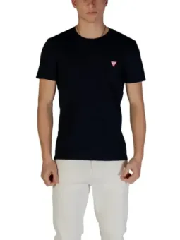 Mann trägt Guess 482722 T-Shirt