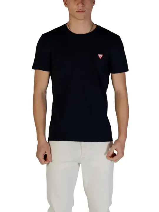 Mann trägt Guess 482722 T-Shirt