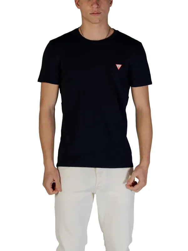 Mann trägt Guess 482722 T-Shirt