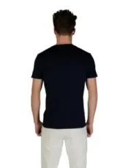 Mann trägt Guess schwarzes T-Shirt