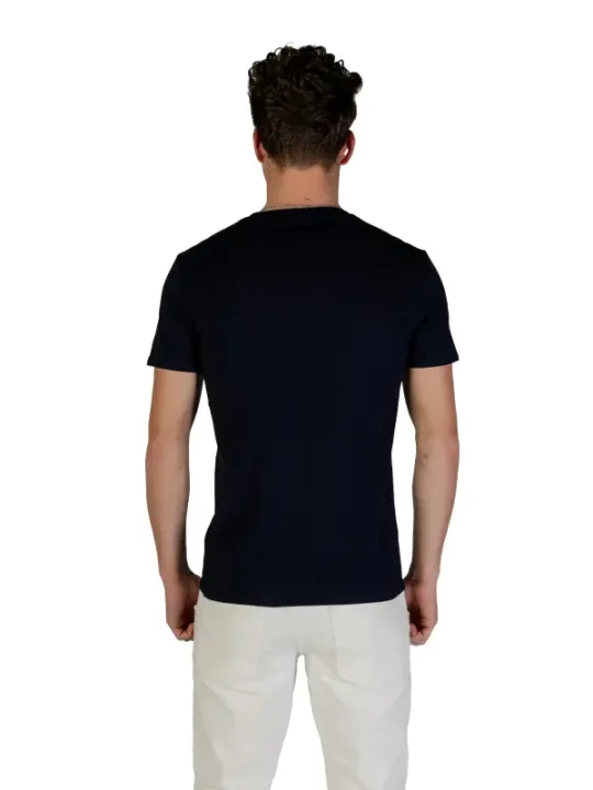 Mann trägt Guess schwarzes T-Shirt