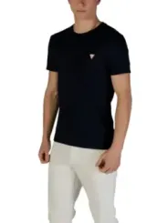 Mann trägt schwarzes Guess T-Shirt