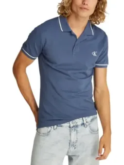 Helles Polohemd mit Jeans