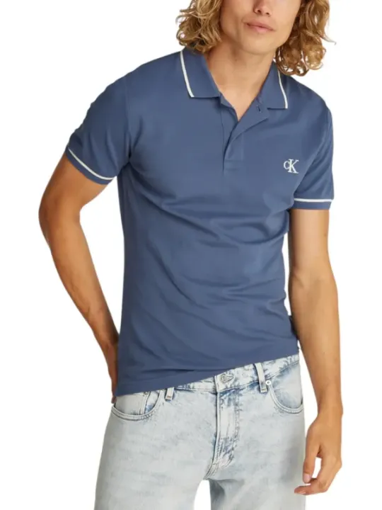 Helles Polohemd mit Jeans