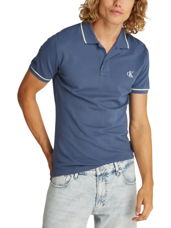 Helles Polohemd mit Jeans