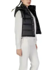 Schwarze gesteppte Weste, weißes Outfit