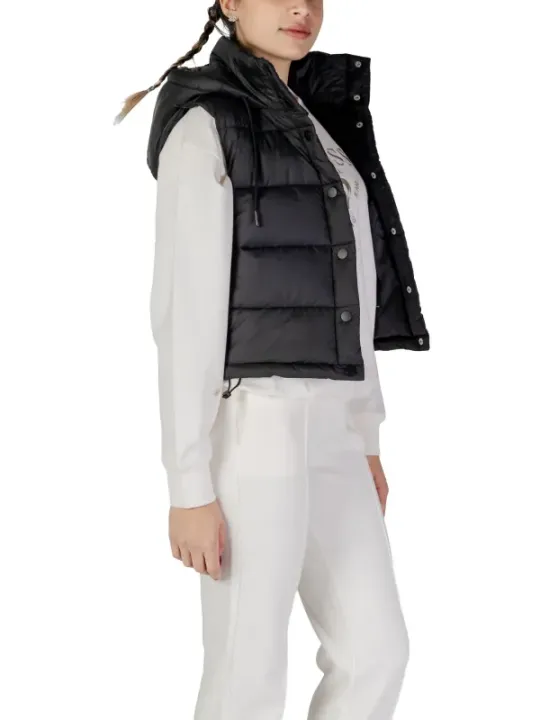 Schwarze gesteppte Weste, weißes Outfit