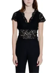 Schwarzes Spitzenoberteil und Hose