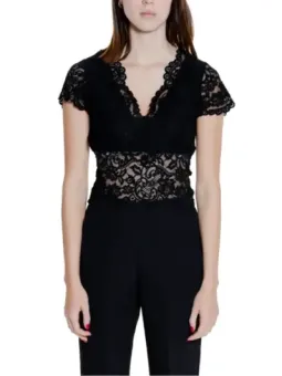 Schwarzes Spitzenoberteil und Hose