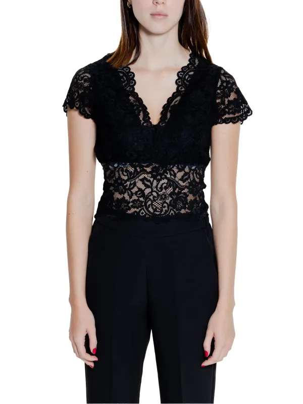 Schwarzes Spitzenoberteil und Hose